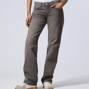 Grå lågmidjade jeans - Snygga grå jeans med en rak passform. Jättebra skick, säljer då de är försmå till mig. Storlek: W28 L32 Modell: Arrow