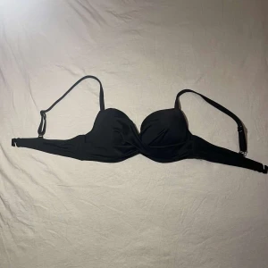 Svart bikiniöverdel - Snygg svart bikiniöverdel med justerbara axelband och en stilren design. kom gärna med frågor, pris kan diskuteras!