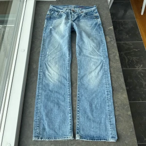  jeans  - Fina jeans säljer då de är förstora, kom privat för fler frågor❣️ Midjemått tvärsöver: 41cm Midjehöjden: 25cm Inerbens längden: 83cm💕 ‼️OM NI SKS KÖPA KÖP MED INSTABOX‼️