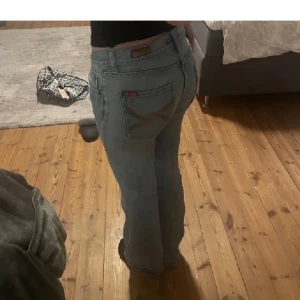 Lågmidjade jeans  - Strl W28, men sitter mer som W27❤️ uppsprättade längst ner (bild 3)   Innerbenslängd ca 81/82cm 