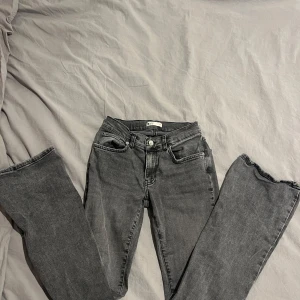 Grå jeans - Använda ett fåtal gånger, säljer vidare då dom tyvärr inte kommer till användning💞