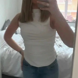 Topp - topp från zara som går att ha åt båda hållen, jag har mest haft den bak o fram (första bilden). Dragkedja i sidan, fint skick