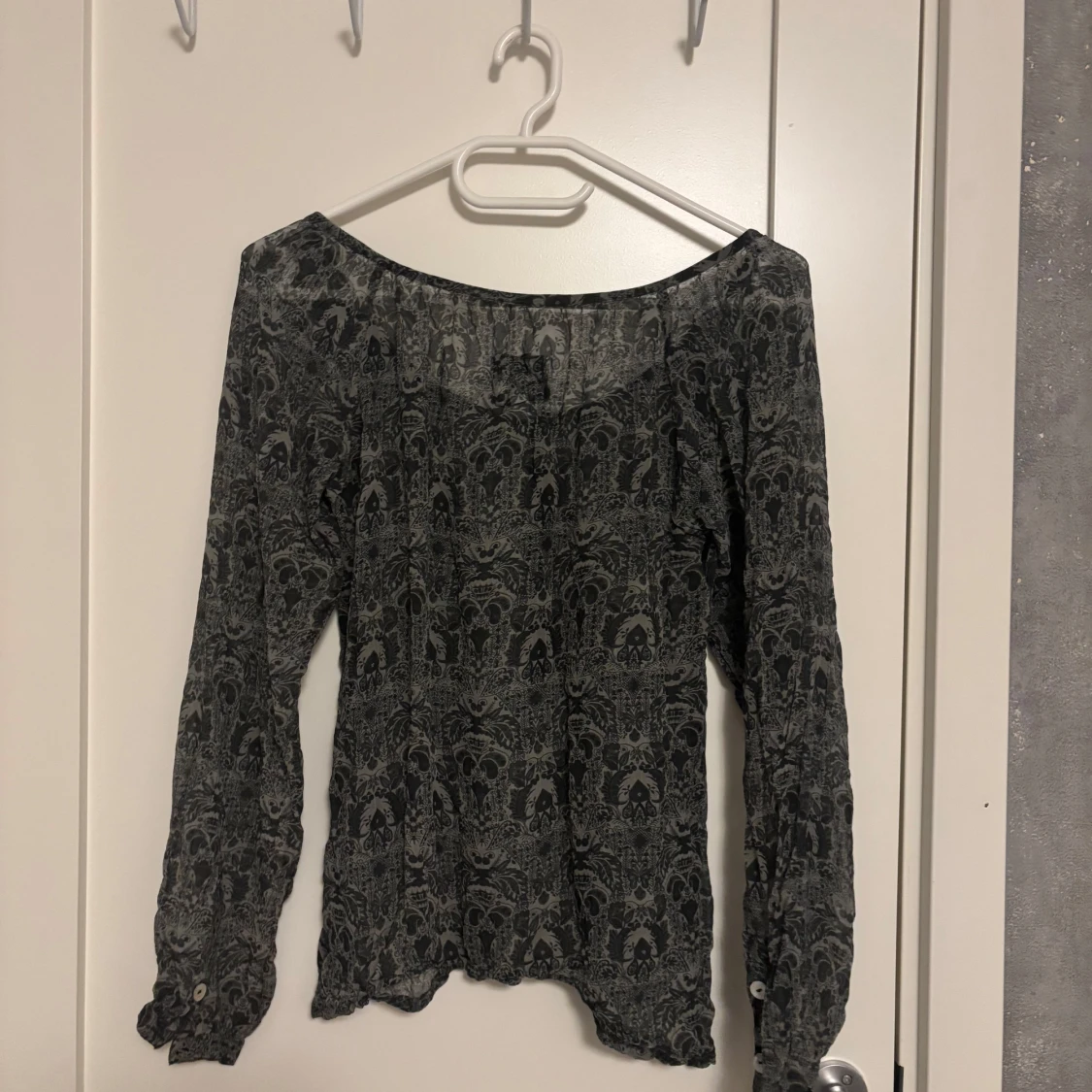 Grå blommig blus från Odd Molly - 1