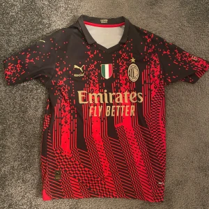 Milan Jersey - Tja säljer denna riktigt feta Milan jerseyn i storlek S. Den är knappast använd någonting då den hängt som prylnad på väggen. Nypris: ca 1000 Mitt pris: 499