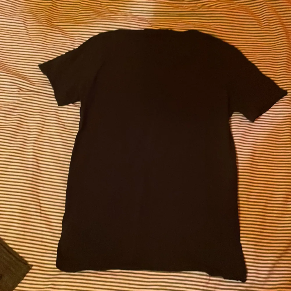Säljer en stilren svart t-shirt från Replay. Den har en klassisk design med korta ärmar och rund hals. Perfekt för en enkel och snygg look.. T-paidat.