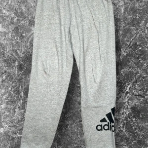 Gråa Adidas Mjukisbyxor - Gråa Adidas Mjukisbyxor. Storlek 164 vilket motsvarar herr XS/ XXS. Mycket fint skick. Postar alltid inom 24h och priset kan diskuteras vid en snabb affär!