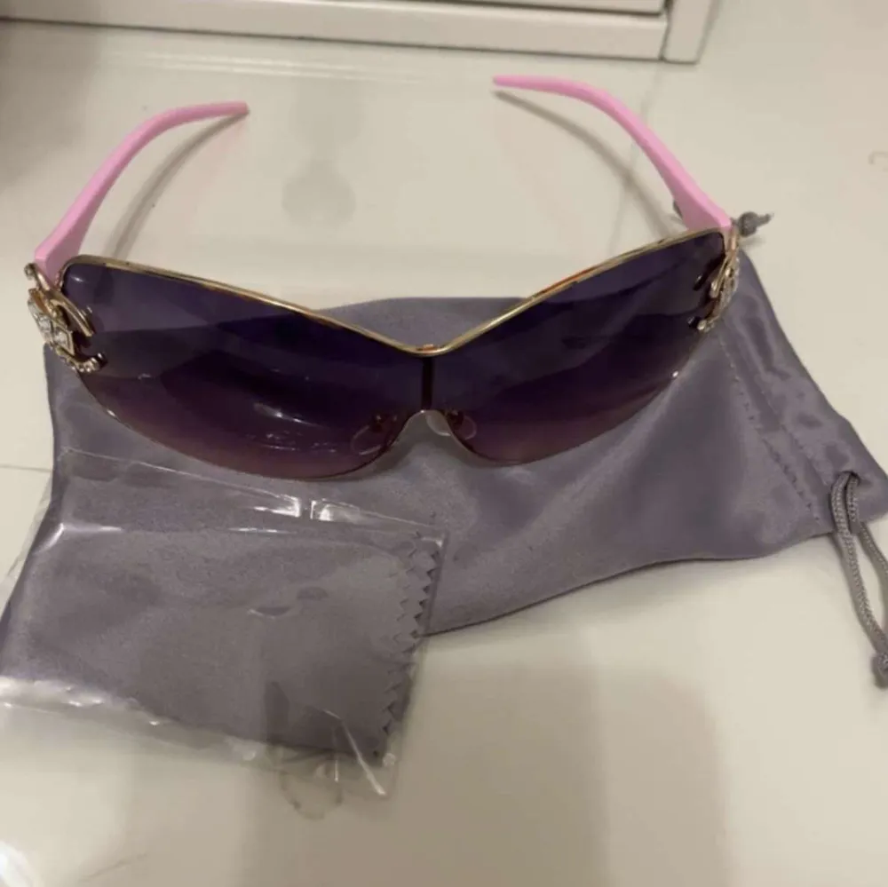 Hej säljer nu mina solglasögon då jag har skaffat mig nya och de kommer inte till användning nå mer solglasögon är jätte fina och knappt använda 💗 perfekt till sommaren. Priset kan diskuteras vid snabb affär! 💗. Asusteet.
