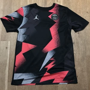 Psg tröja  - Psg T-shirt storlek S den är snygg till sommaren och skön att spela fotboll med 