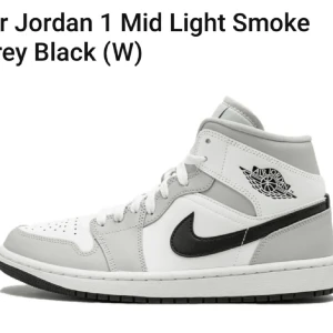 Nike Air Jordan 1 Mid Light Smoke Grey Black - Säljer ett par Nike Air Jordan 1 Mid i färgerna Light Smoke Grey och Black. Köpte för 3000kr