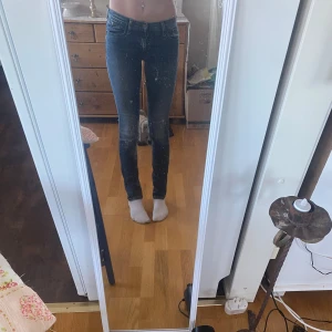 Blå jeans från Tommy Hilfiger - Snygga blå jeans från Hilfiger Denim med klassisk design. De har en slim passform och är perfekta för en stilren look. Jeansen har en traditionell femficksmodell och är tillverkade i ett slitstarkt denimtyg. Säljer då jag inte använder de 