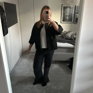 Svart trekvartsärmad jacka - Snygg svart jacka med trekvartsärm och en stilren design. Perfekt för en classy look. Passar bra till både jeans och mer pösiga byxor. Jackan är från COS och knappt använt! 