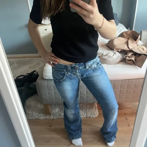 Blå jeans  - Snygga blå jeans från replay med låg midja och broderad detalj på bakfickan. De har midjemått 38 tvärs över och Innerbenslängden är 80cm. Har endast använt 2 gånger eftersom de är lite stora🩷skriv om ni har funderingar!