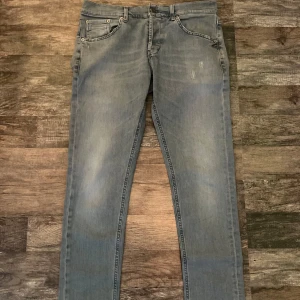 Dondup Jeans - Säljer mina gråa dondup jeans med lite slitningar. Modellen heter ”Ritchie” skinny fit som är väldigt lik modellen George. Storlek är 34 men passar även 33. 9/10 Skick, inga defkter. Hör av dig vid funderingar. 