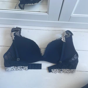 Mörkblå spets-bh - Jätte fin bh från intemmismi ( stav) och är tyvärr för stor  och  söker en mycket mindre storlek eller byte om man kan 