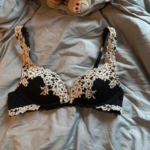 Svart intimissimi push-up bh - Svart intimissimi push-up bh. Storlek 75B. Jättefin och i fint skick. Hör av dig vid intresse 🤗