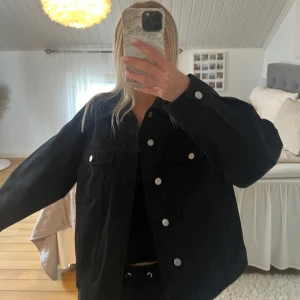 Svart Jeans Jacka - Säljer en svart jeans jacka från Weekday med knappar framtill. Jackan är aldrig använd och i gott skick. 🩷