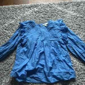 Blå söt blus - Söt blus i storlek 8 vilket motsvarar ca xs