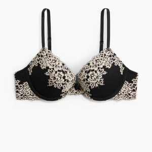 Intimissimi liknande bh  - Jag säljer en Intimissimi liknande bh med push-up i storlek 75A från hm. Den är helt ny och aldrig använd inte ens testad och alla lappar kvar. Om du har några frågor tveka inte på att höra av dig🩷