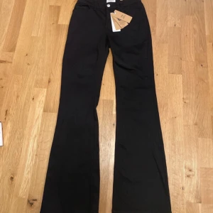 Svarta byxor från Lindex - Snygga svarta bootcutjeans från Lindex med låg midja. 