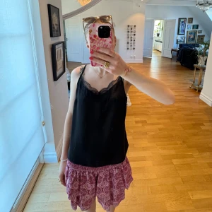 Svart linnetopp från Gina Tricot - Jättefin svart linnetopp med spets från Gina Tricot!! Älskar verkligen men kommer tyvärr inte till användning💘 storlek xs-s