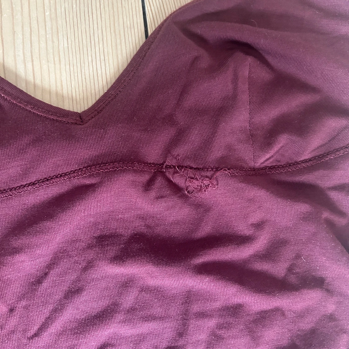 Vinrött linne med smala axelband  - 2