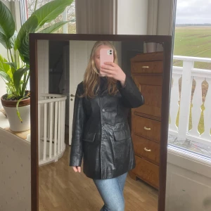 Svart läderjacka ifrån Tatch - Svart jacka med foder ifrån Tatch. 100% äkta läder. Knappt använd!