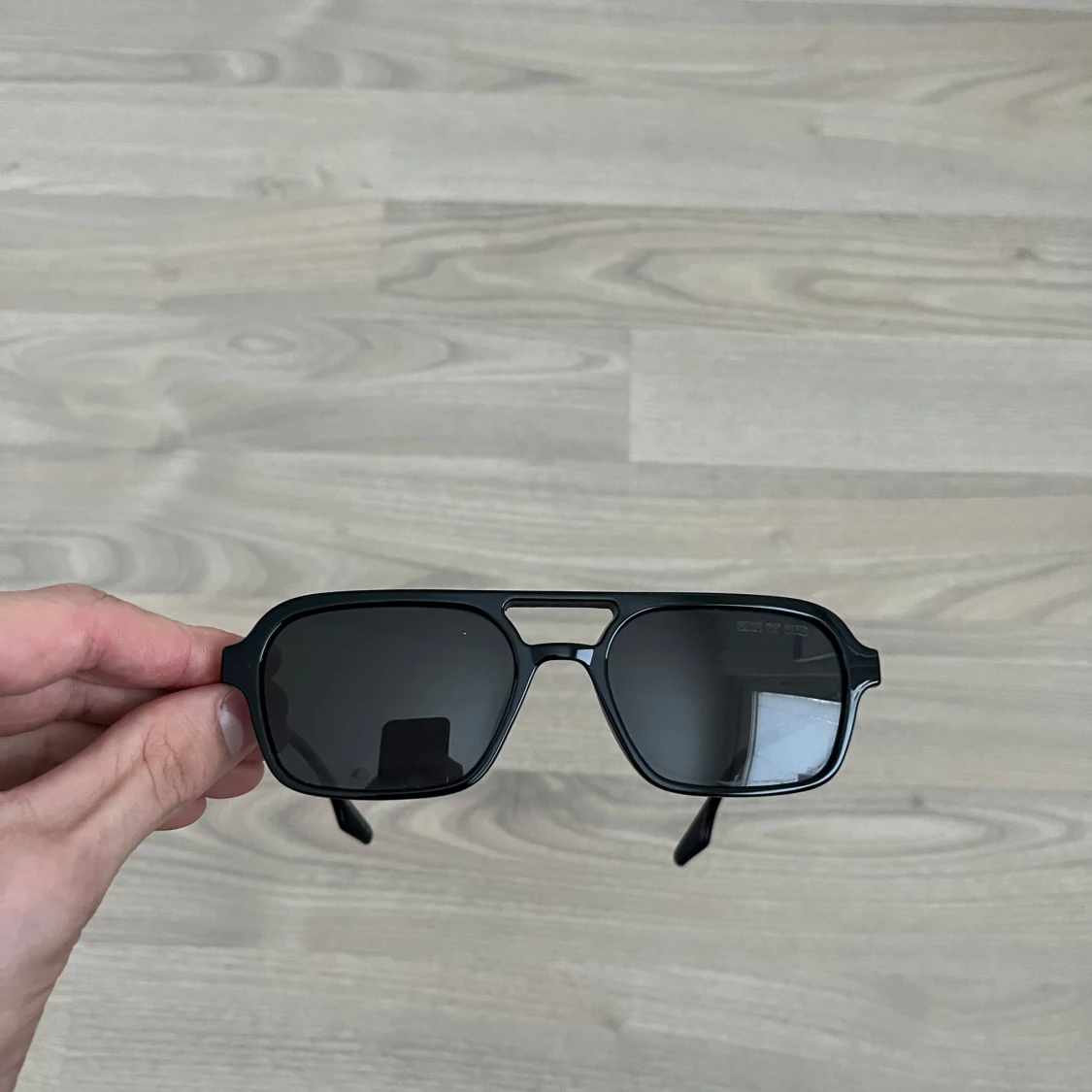 Svarta solglasögon med metallbågar