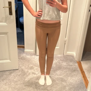 Beige leggings från Lindex - Säljer ett par beige leggings från Lindex i storlek 158/164. De är tillverkade i ett stretchigt material och har en tight passform. Perfekta för en bekväm och stilren look. Funkar även för storlek S, eftersom de är väldigt stretchiga 