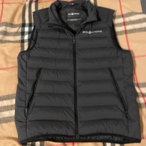 Sailracing Väst - Säljer en svart väst från Sail Racing. Den är helt ny inga skador alls. Storlek S perfekt nu till sommaren, Passar med allt och mycket stilig. Pm för mer frågor:)