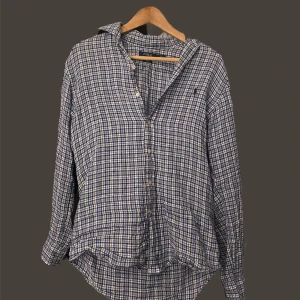 Ralph Lauren skjorta - Säljer en stilren blårutig skjorta från Ralph Lauren. Skjortan har långa ärmar och knappar framtill. Perfekt för en avslappnad men ändå snygg look. Passar bra till jeans eller chinos.