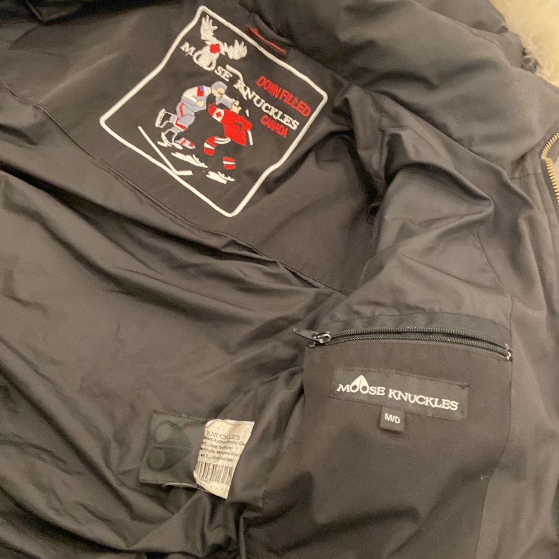 Svart dunjacka med pälsdetalj - 4