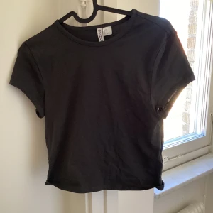 3 t shirts - Säljer ett tre pack med t shirts. Två från divided h&m en svart och en grå i stl m. Och en i stl m från shein.