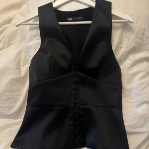 Zara topp - En festtopp/korsett från zara i storkek M:) Sitter väldigt snyggt och har bara använt den en gång. 