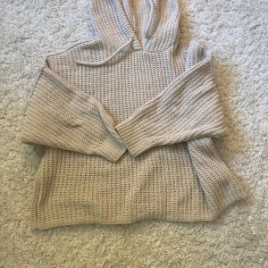 Beige stickad hoodie - Beige stickad hoodie med luva från pull & bear i xs. Knappt använd