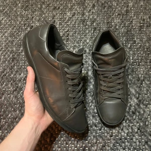Svarta sneakers från Saint Laurent - Säljer ett par saint Laurent skor i modell SL/01🤩size 43 fits 44! Tveka inte vid frågor! Är öppen för byten samt prisförslag!
