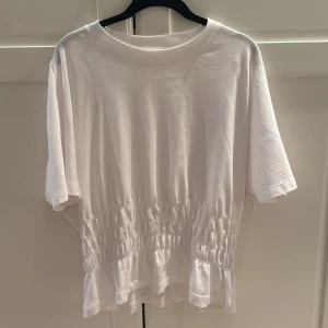 Vit topp  - Säljer den här så snygga vita toppen i storlek m