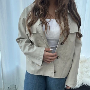 Beige jacka/trenchcoat med knappar - Säljer en super snygg beige jacka/trenchcoat med knappar framtill🤍🤎Perfekt nu till sommar och vår🤎