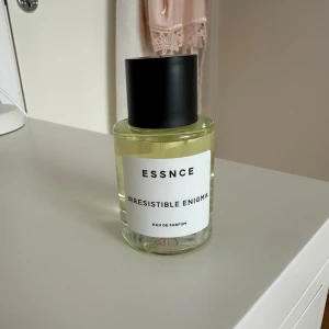 Essnce Irresistible Enigma  - Säljer denna parfym eftersom det tyvärr inte var min typ av doft. Har testat att spraya en gång, så det är inprinsivt helt ny.🤍