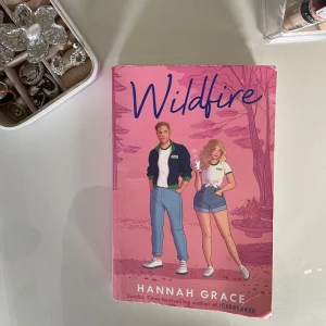 Wildfire av Hannah Grace - Wildfire av Hannah Grace, aldrig läst men legat i en byrå så lite tilltryckt ❤️