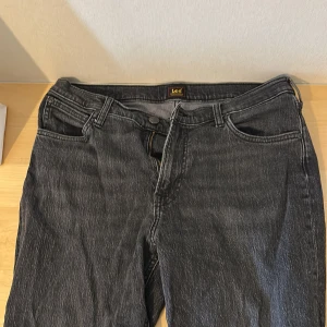 Gråa Jeans LEE - Tja! Säljer ett par skitsnygga Jeans från LEE. Dessa jeans är super sköna och är i storleken W34 L32. Köptes på carlings för 1200kr och dom är använda ett fåtal gånger. Dessa jeans är även sydda på insidan av en skräddare så att dom ej ska få ett hål lika snabbt💯 Jag tar emot seriösa bud vid snabb affär, för mer frågor är det bara att slå en signal!🤝💯
