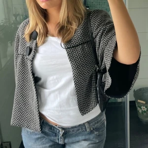 Tunn jacka  - Tunn jacka från Armani! Fint skick🥰