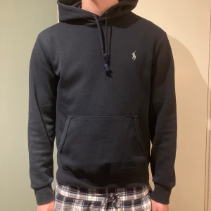 Ralph Lauren Hoodie - As fet raffe hoodie i bra skick, enda defekten är vid ena snöret. Storlek M bra skick!