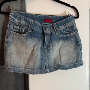 Jeanskjol med rosa detaljer - !LÄS BIO INNAN KÖP! Säljer denna ascoola jeanskjol med rosa detaljer baktill och detaljer fram såsom nitar och slitningar. Köptes här på Plick och jag har endast testat den. Tar emot prisförslag!