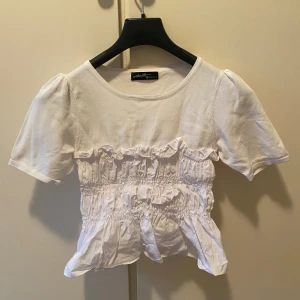 Topp - Vit topp med snygg smock midja!🤍