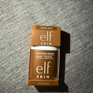 Bronzer från e.l.f. Skin - Bronzing Drops i nyansen Copper Gold från e.l.f. Skin. Perfekt för att blanda med din fuktkräm eller foundation för en naturlig bronseffekt. Säljer då den ej kommer till användning🤎