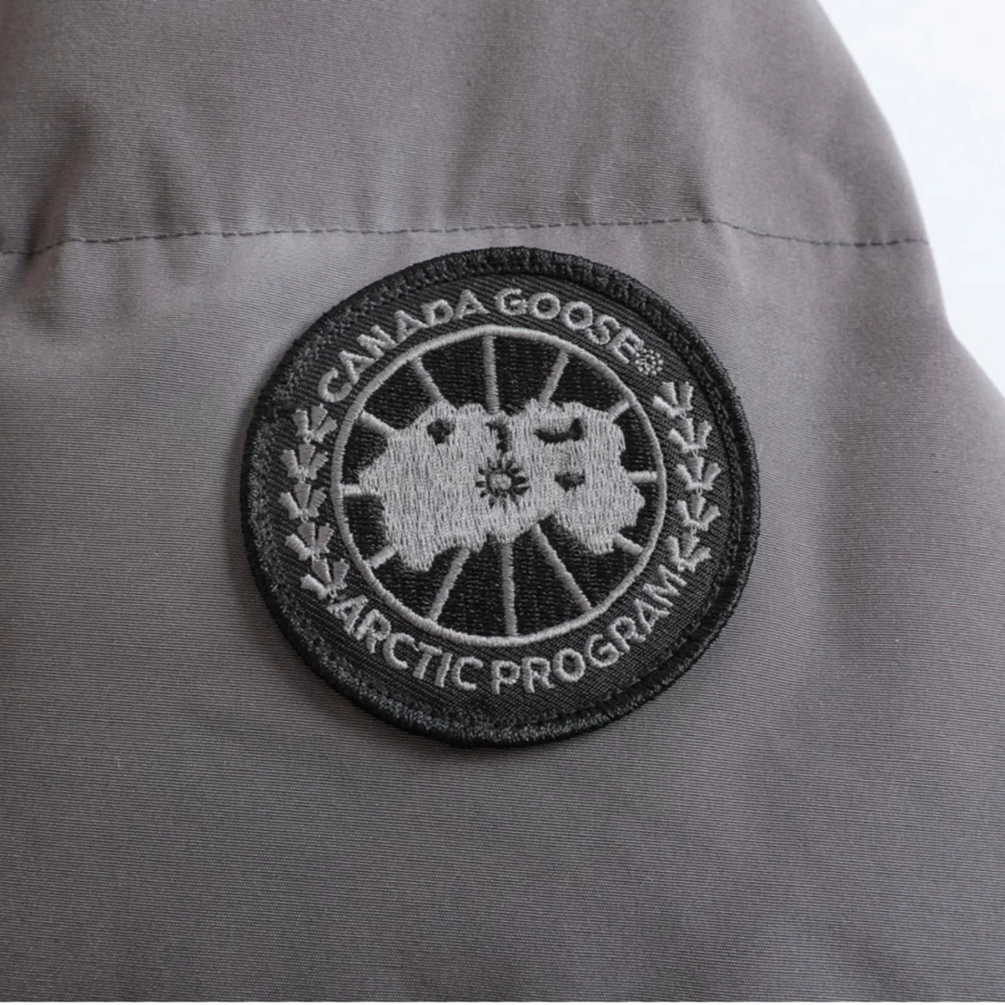 Grå dunjacka från Canada Goose - 1