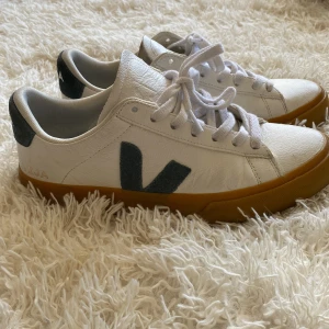 Vita sneakers från Veja - Säljer dessa skor från Veja, väldigt fint skick då de endast är använda förra sommaren. Säljes då de tyvärr är lite för små för mig. 