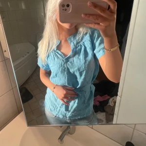 Blå blus - Superfin blå blus som går att knuta på flera olika sätt🦋💙