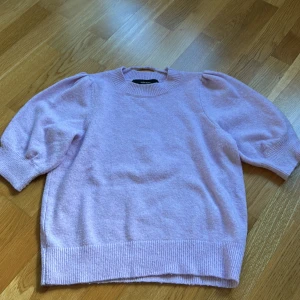 Ljuslila tröja från Vero Moda - Säljer en söt ljuslila tröja från Vero Moda. Knappt använd och väldigt bra skick 💗