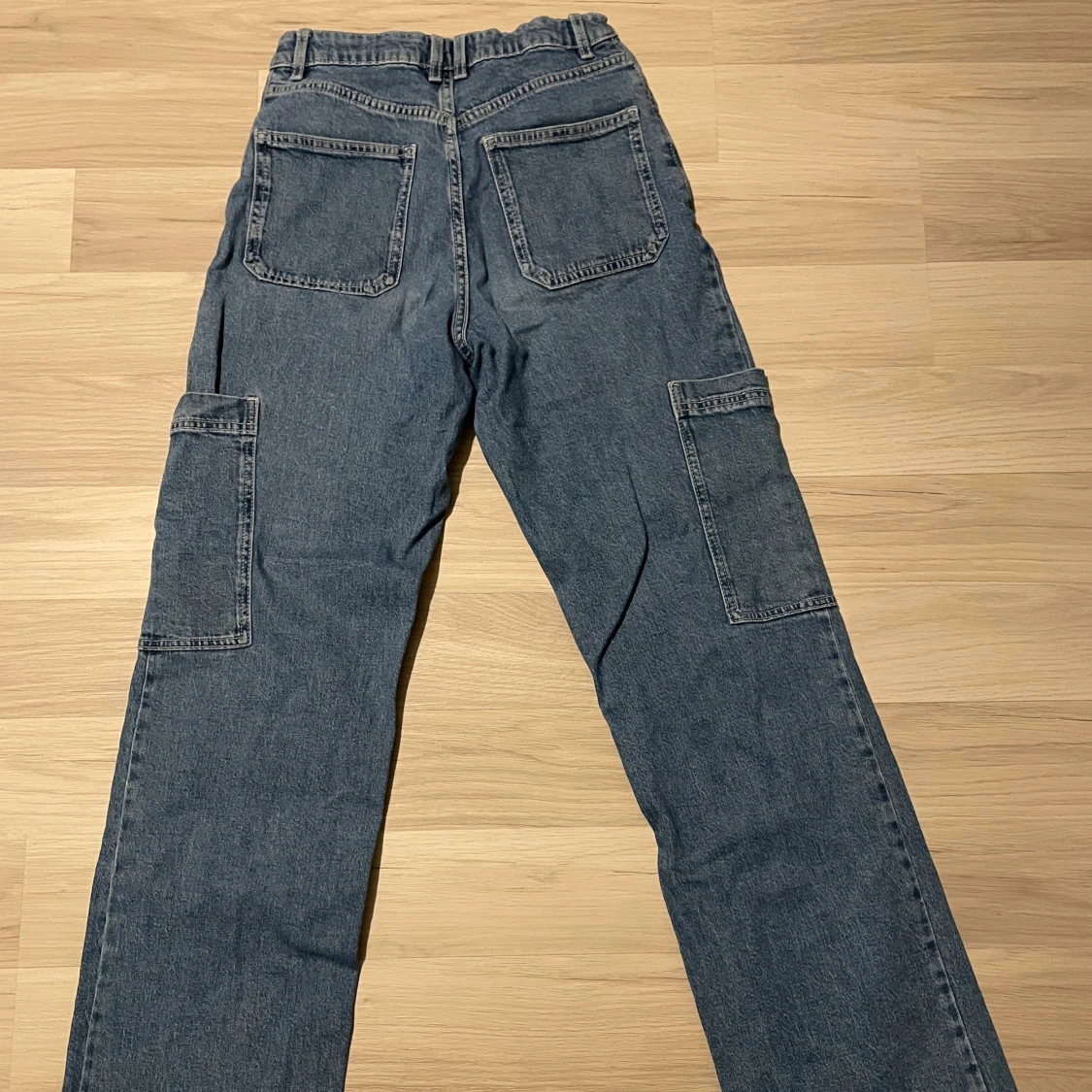 Blå cargopants med fickor - 1